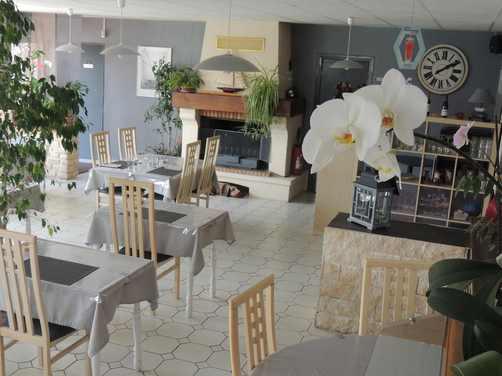 Hotel Auberge Des Charmilles Sainte-Soulle Екстериор снимка